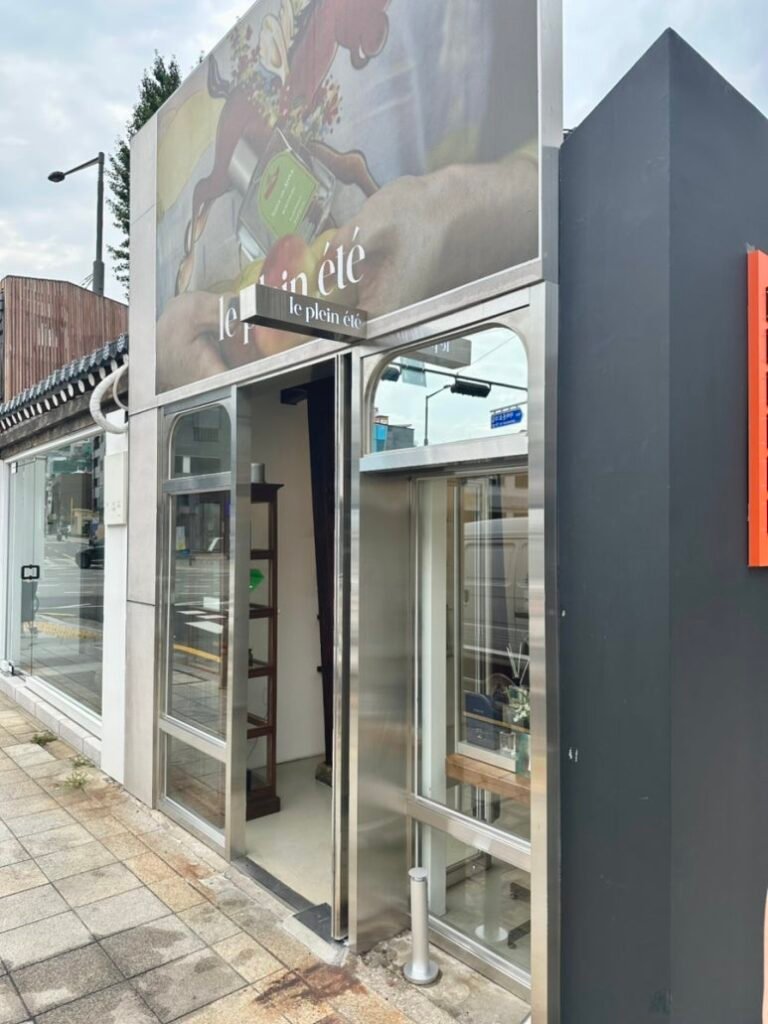 Le Plein Été 景福宮店の店内ディスプレイ｜韓国の伝統を感じる上品な香水ショップ